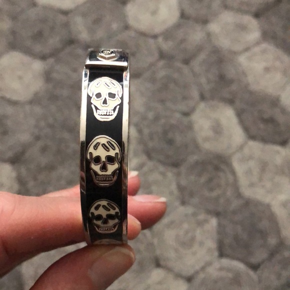 Alexander McQueen Enamel Skull Bracelet black - Picture 4 of 5